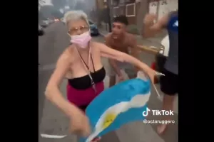 Ηλικιωμένη βγήκε στους δρόμους και πανηγύρισε σαν παιδί (βίντεο)