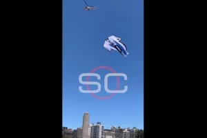 Η φανέλα του Μέσι… με το ελικόπτερο πάνω από το Ροζάριο (βίντεο)