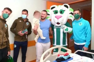 Επίσκεψη ποδοσφαιριστών του Παναθηναϊκού στο «Μητέρα», μοίρασαν δώρα στα παιδιά