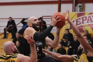 Έριξε "κατοστάρα" στην ΑΕΛ ο Κεραυνός 