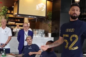 Δώρο φανέλα με το Νο52 στον «ιστορικό» Ζιρού (βίντεο)