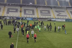 "Nτου" ΠΑΟΚτζήδων στον αγωνιστικό χώρο μετά το τέλος! (φώτος/βίντεο)