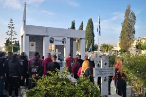 Θύρα 1 και Θύρα 26 "ενώθηκαν" και κατέθεσαν μαζί στεφάνια