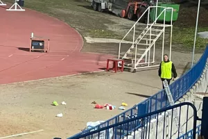 (Βίντεο) Έριξαν τα αρκουδάκια στο γήπεδο 