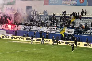 "Nτου" ΠΑΟΚτζήδων στον αγωνιστικό χώρο μετά το τέλος! (φώτος/βίντεο)