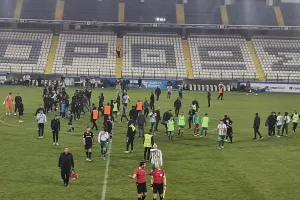 "Nτου" ΠΑΟΚτζήδων στον αγωνιστικό χώρο μετά το τέλος! (φώτος/βίντεο)
