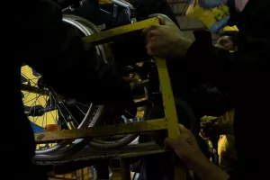 Αξέχαστη στιγμή για την Πετρούλα, "ανέβηκε" στην κερκίδα και οργάνωσε την Θύρα 3! (φώτος)