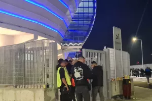 (ΦΩΤΟΣ) 20λεπτη καθυστέρηση στο Απόλλων-Δόξα λόγω κοσμοσυρροής