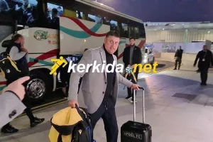 Μιλόγεβιτς με κοστούμι και χαμόγελο