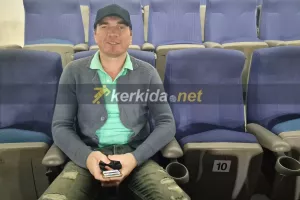 Παρακολουθεί και... σημειώνει
