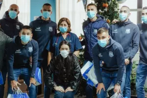 Απόλλων/Μοίρασε χαμόγελα και δώρα στα μικρά παιδιά στο Γεν. Νοσοκομείο (φώτος)