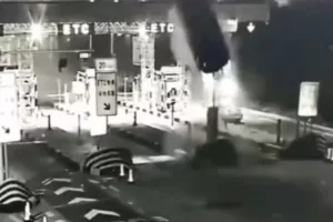 Βίντεο που... κόβει την ανάσα: Αυτοκίνητο πέφτει στα διόδια και εκτινάσσεται σε ύψος 15 μέτρων