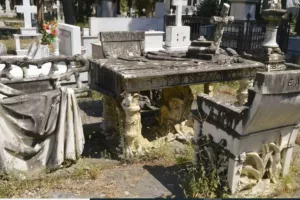 Ο πιο περίεργος... τάφος