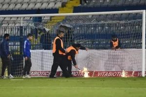 ΦΩΤΟΡΕΠΟΡΤΑΖ/ Φωτιές και αντικείμενα στο ΠΑΠ...