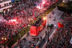 Λαοθάλασσα υποδέχθηκε τους παίκτες σαν ήρωες! (φώτος/βίντεο)