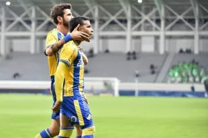 Άρης-ΑΠΟΕΛ: Το... μοίρασαν με Στρούσκι και Μαρκίνιος, "γαλαζοκίτρινα" Χριστούγεννα στη κορυφή (φώτος)