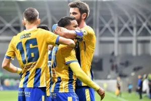 Άρης-ΑΠΟΕΛ: Το... μοίρασαν με Στρούσκι και Μαρκίνιος, "γαλαζοκίτρινα" Χριστούγεννα στη κορυφή (φώτος)
