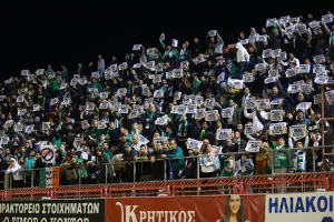 Γέμισαν οι κερκίδες με χαρτάκια για την Αμμόχωστο (φώτος)
