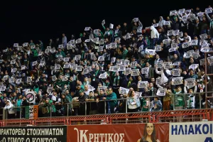Γέμισαν οι κερκίδες με χαρτάκια για την Αμμόχωστο (φώτος)
