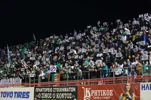 Γέμισαν οι κερκίδες με χαρτάκια για την Αμμόχωστο (φώτος)