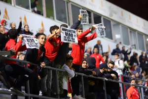 Γέμισαν οι κερκίδες με χαρτάκια για την Αμμόχωστο (φώτος)