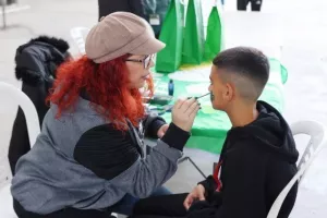Οι Ομονοιάτες μάζεψαν τρόφιμα και "αγκάλιασαν" τη προσπάθεια (φώτος)