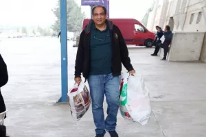Οι Ομονοιάτες μάζεψαν τρόφιμα και "αγκάλιασαν" τη προσπάθεια (φώτος)