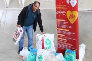 Οι Ομονοιάτες μάζεψαν τρόφιμα και "αγκάλιασαν" τη προσπάθεια (φώτος)