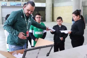 Οι Ομονοιάτες μάζεψαν τρόφιμα και "αγκάλιασαν" τη προσπάθεια (φώτος)