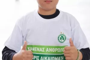 Οι Ομονοιάτες μάζεψαν τρόφιμα και "αγκάλιασαν" τη προσπάθεια (φώτος)