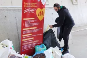 Οι Ομονοιάτες μάζεψαν τρόφιμα και "αγκάλιασαν" τη προσπάθεια (φώτος)