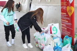Οι Ομονοιάτες μάζεψαν τρόφιμα και "αγκάλιασαν" τη προσπάθεια (φώτος)