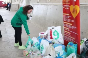 Οι Ομονοιάτες μάζεψαν τρόφιμα και "αγκάλιασαν" τη προσπάθεια (φώτος)