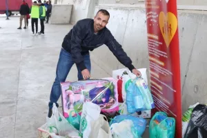 Οι Ομονοιάτες μάζεψαν τρόφιμα και "αγκάλιασαν" τη προσπάθεια (φώτος)