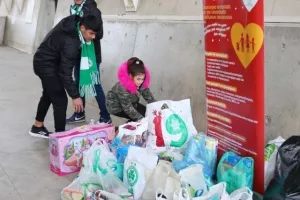 Οι Ομονοιάτες μάζεψαν τρόφιμα και "αγκάλιασαν" τη προσπάθεια (φώτος)
