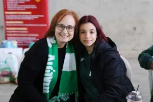 Οι Ομονοιάτες μάζεψαν τρόφιμα και "αγκάλιασαν" τη προσπάθεια (φώτος)