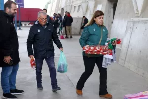 Οι Ομονοιάτες μάζεψαν τρόφιμα και "αγκάλιασαν" τη προσπάθεια (φώτος)