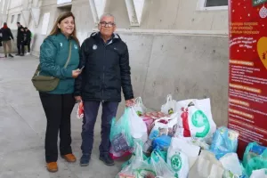 Οι Ομονοιάτες μάζεψαν τρόφιμα και "αγκάλιασαν" τη προσπάθεια (φώτος)