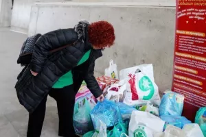 Οι Ομονοιάτες μάζεψαν τρόφιμα και "αγκάλιασαν" τη προσπάθεια (φώτος)