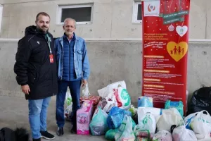 Οι Ομονοιάτες μάζεψαν τρόφιμα και "αγκάλιασαν" τη προσπάθεια (φώτος)