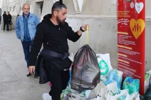 Οι Ομονοιάτες μάζεψαν τρόφιμα και "αγκάλιασαν" τη προσπάθεια (φώτος)