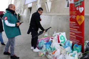 Οι Ομονοιάτες μάζεψαν τρόφιμα και "αγκάλιασαν" τη προσπάθεια (φώτος)
