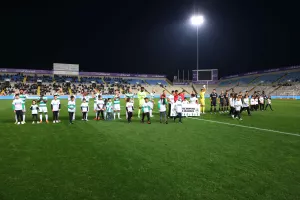 Είσοδος  με... πανό "Κανένας Άνθρωπος Χωρίς Δικαιώματα"
