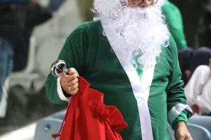 Στις κερκίδες ο "πράσινος" Άγιος Βασίλης (φώτος)