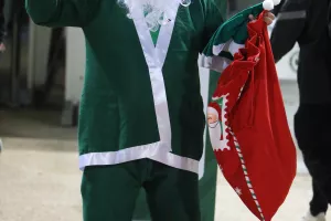 Στις κερκίδες ο "πράσινος" Άγιος Βασίλης (φώτος)