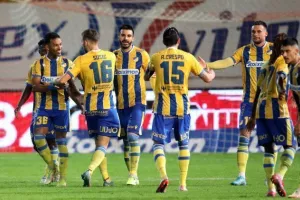 Νέα Σαλαμίνα-ΑΠΟΕΛ: Το "τρένο" του Μιλόγεβιτς πέρασε και από το "Αμμόχωστος"! (φώτος)