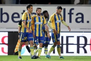 Νέα Σαλαμίνα-ΑΠΟΕΛ: Το "τρένο" του Μιλόγεβιτς πέρασε και από το "Αμμόχωστος"! (φώτος)