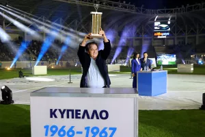 Ολες οι προσωπικότητες του Απόλλωνα που μετέφεραν τα τρόπαια στο νέο γήπεδο (φώτος)