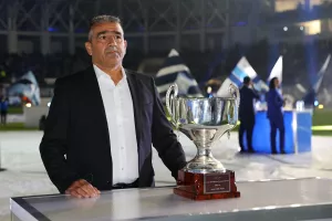 Ολες οι προσωπικότητες του Απόλλωνα που μετέφεραν τα τρόπαια στο νέο γήπεδο (φώτος)