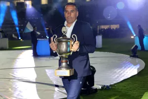 Ολες οι προσωπικότητες του Απόλλωνα που μετέφεραν τα τρόπαια στο νέο γήπεδο (φώτος)